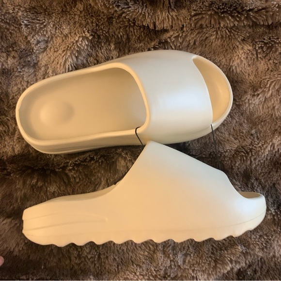 🎉HOST PICK🎉~ Beige Slides 🩴 - Picture 1 of 4